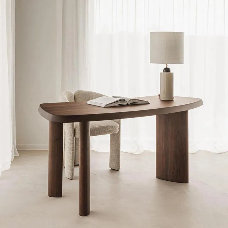 Nordischer Massivholz-Schreibtisch in Sonderform, moderner, einfacher, hochwertiger, gebogener Computertisch aus schwarzem Walnussholz, italienischer kreativer Schreibtisch