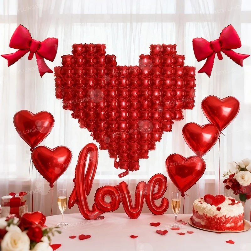Rote herzförmige Wandballons und Schleifenballons werden für romantische Dekoration zum Valentinstag, Geburtstage und Hochzeiten verwendet Image