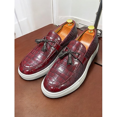 Bordeauxrote Herren-Sneaker zum Hineinschlüpfen – lässiges und dennoch stilvolles Schuhwerk für Hochzeitsgäste Image