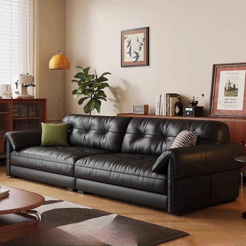 Klassisches schwarzes Wohnzimmersofa aus genarbtem Leder, italienischer Minimalismus, Retro-Wohnmöbel, Kontaktoberfläche, echtes Leder, modern