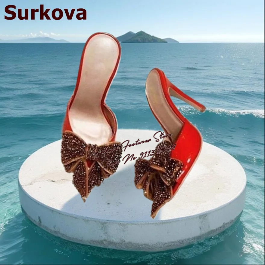 Surkova Bling Bling Kristall-Pantoletten mit Schmetterlingsknoten und hohem Absatz, rotes Lackleder, moderne Hausschuhe, Slip-On-Sandalen mit Strass-Fliege
