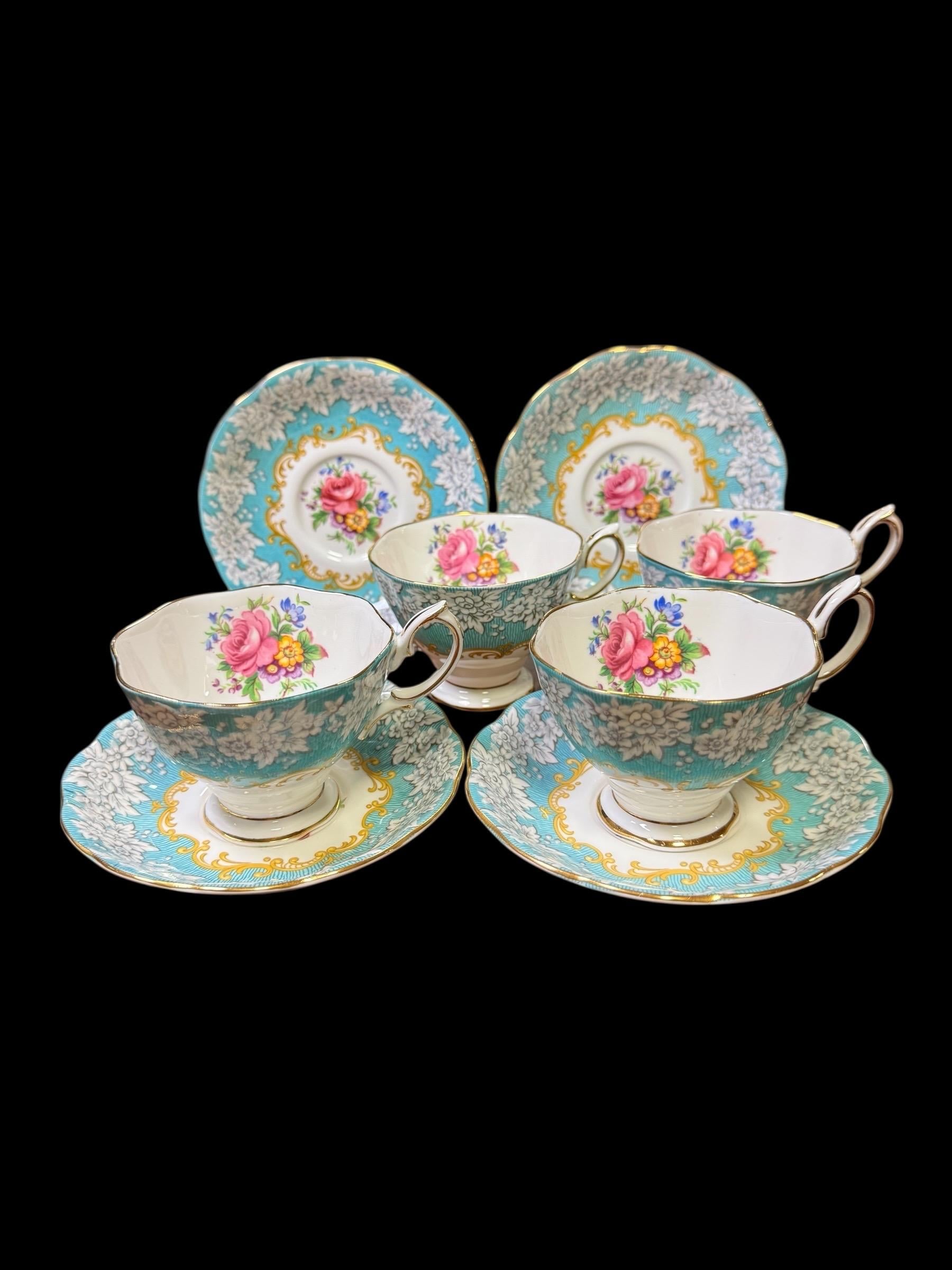Set vintage di quattro tazze da tè Royal Albert Enchantment Blue con piattini e rose rosa, porcellana inglese da collezione, regalo per lei