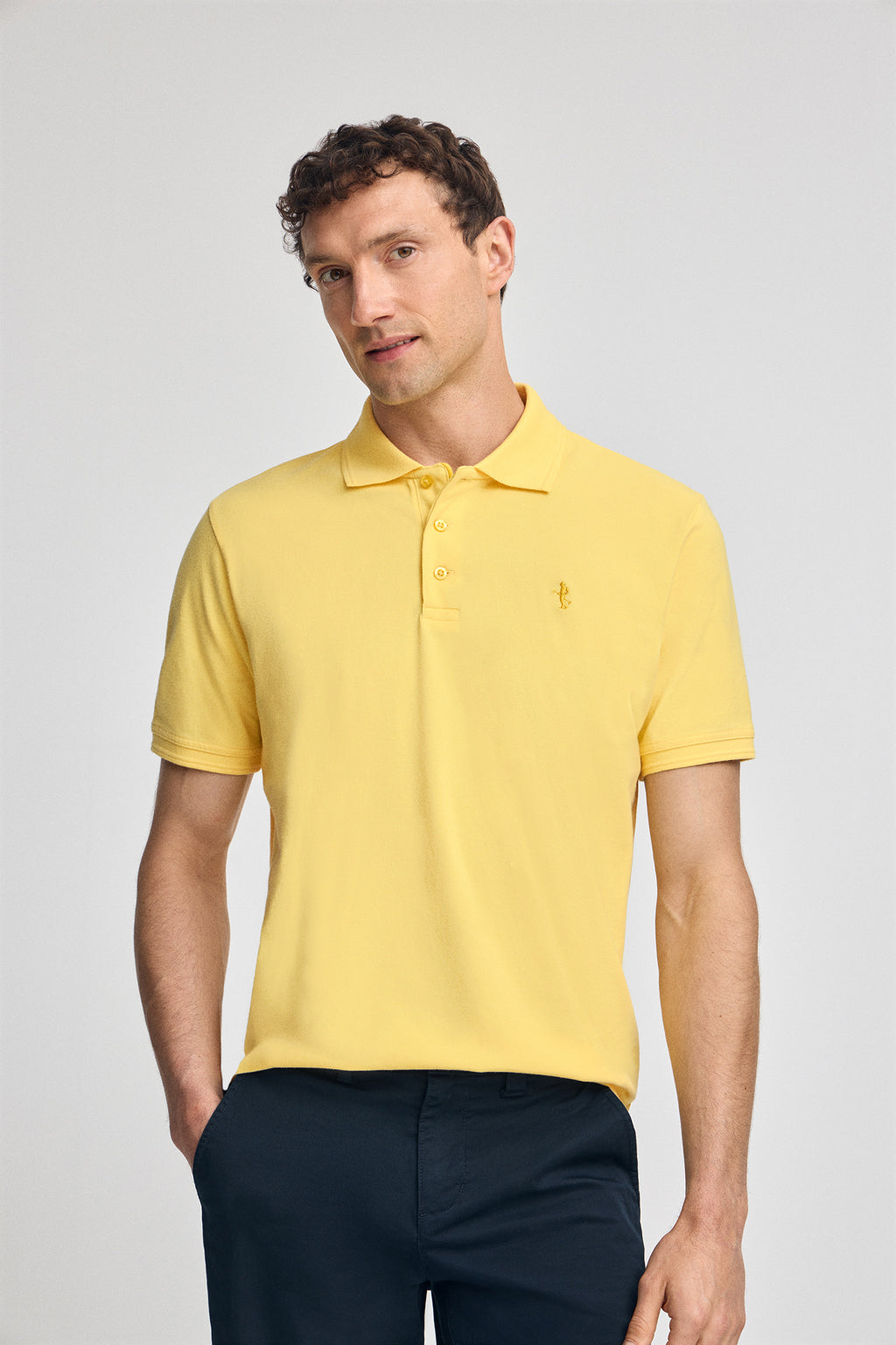 Kurzärmliges Poloshirt aus Baumwollpiqué hellgelb mit Rigby Best Stickerei Image