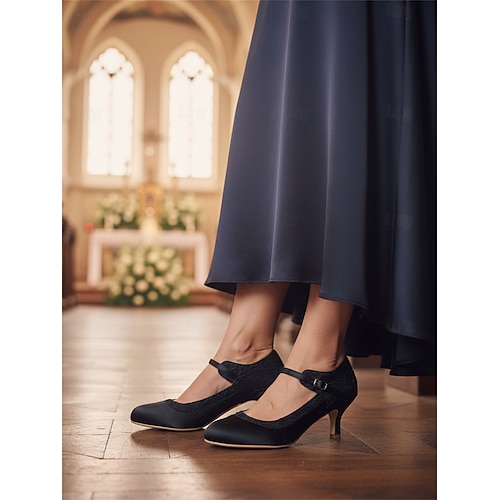 Elegante Brautpumps aus elfenbeinfarbener Spitze mit Schnalle – runde Zehenpartie, niedriger Absatz, ideal für Hochzeiten in geschlossenen Räumen, formelle Empfänge und romantische Bräute. Image