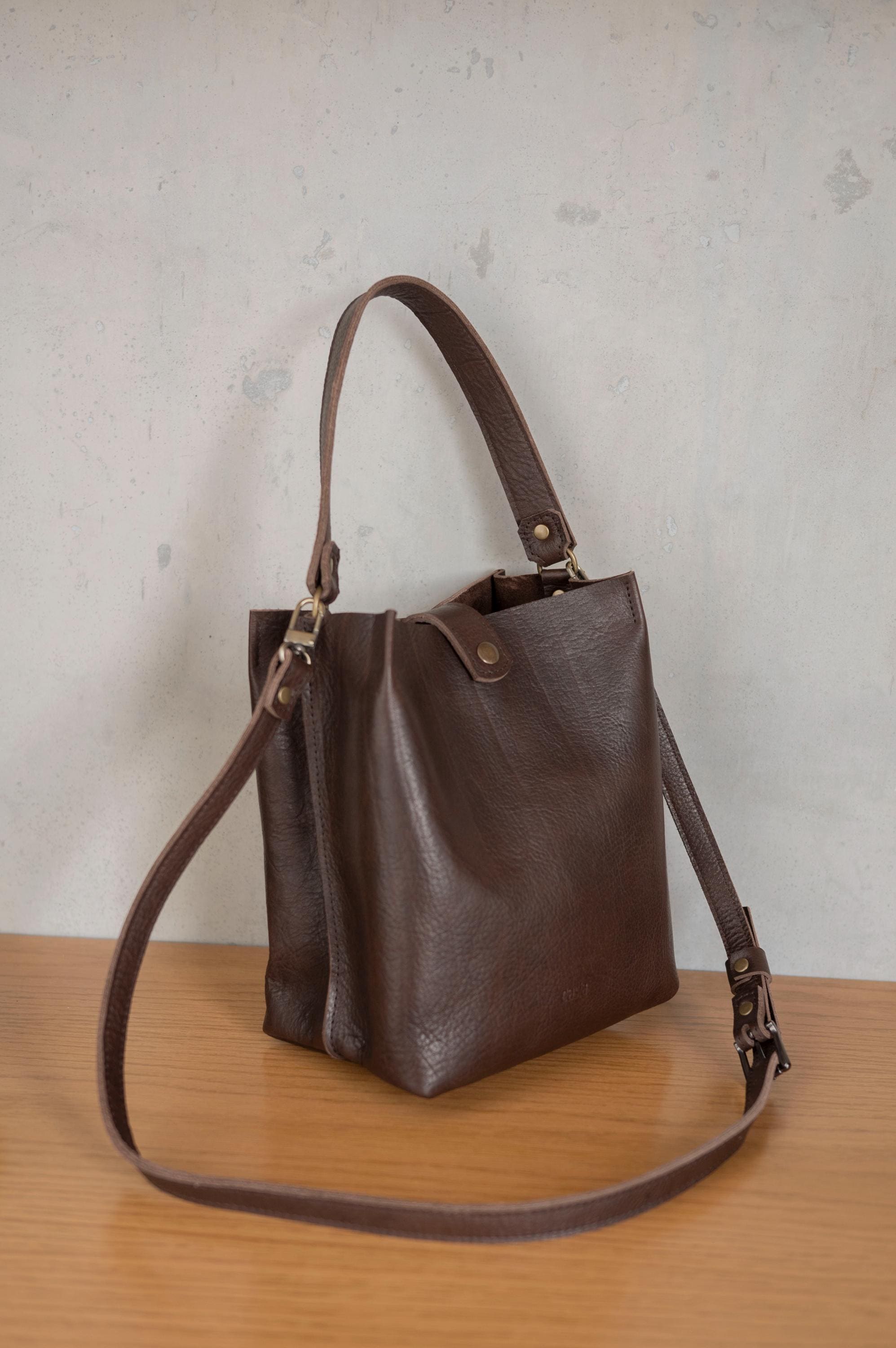 Borsa a secchiello in pelle color cioccolato - Borsa a tracolla in pelle pieno fiore conciata al vegetale - Borsa a mano in pelle fatta a mano per don