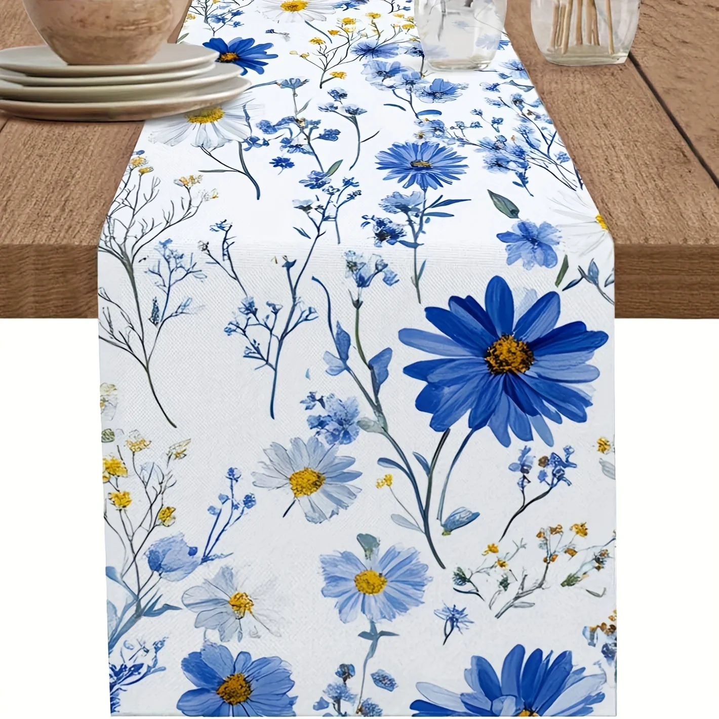1-teiliger Aquarell-Tischläufer mit blauen Blumen und Gänseblümchen, bemalt mit frischen blauen Blumen, Gänseblümchen und Grasmustern auf weißem Hintergrund, für Gartenpartys, pastorale B&Bs, Image
