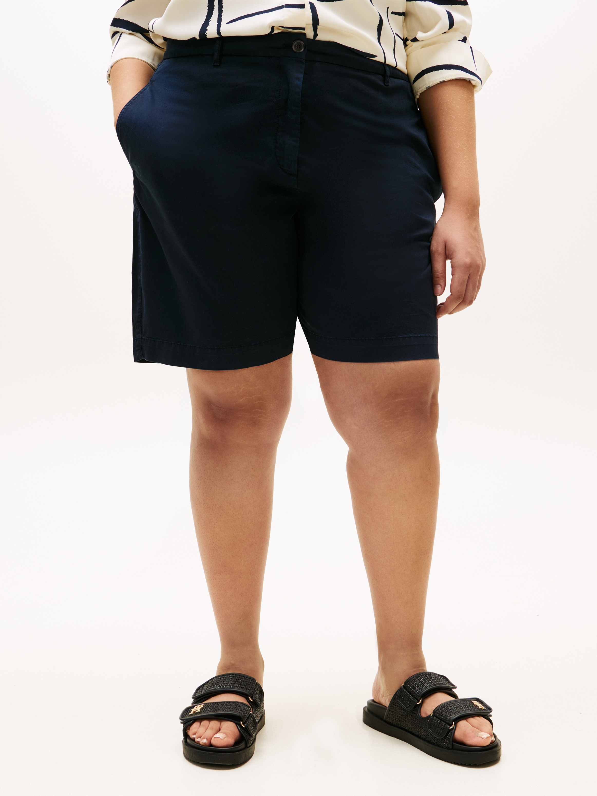 Chinoshorts TOMMY HILFIGER CURVE "CRV CO GMD BLEND CHINO SHORT", Damen, Gr. 48, N-Gr, schwarz night navy, Web, Obermaterial: 65% Baumwolle, 33% Lyocell, 2% Elasthan, unifarben, regular fit kurz, Hosen Chinoshorts, in großen Größen