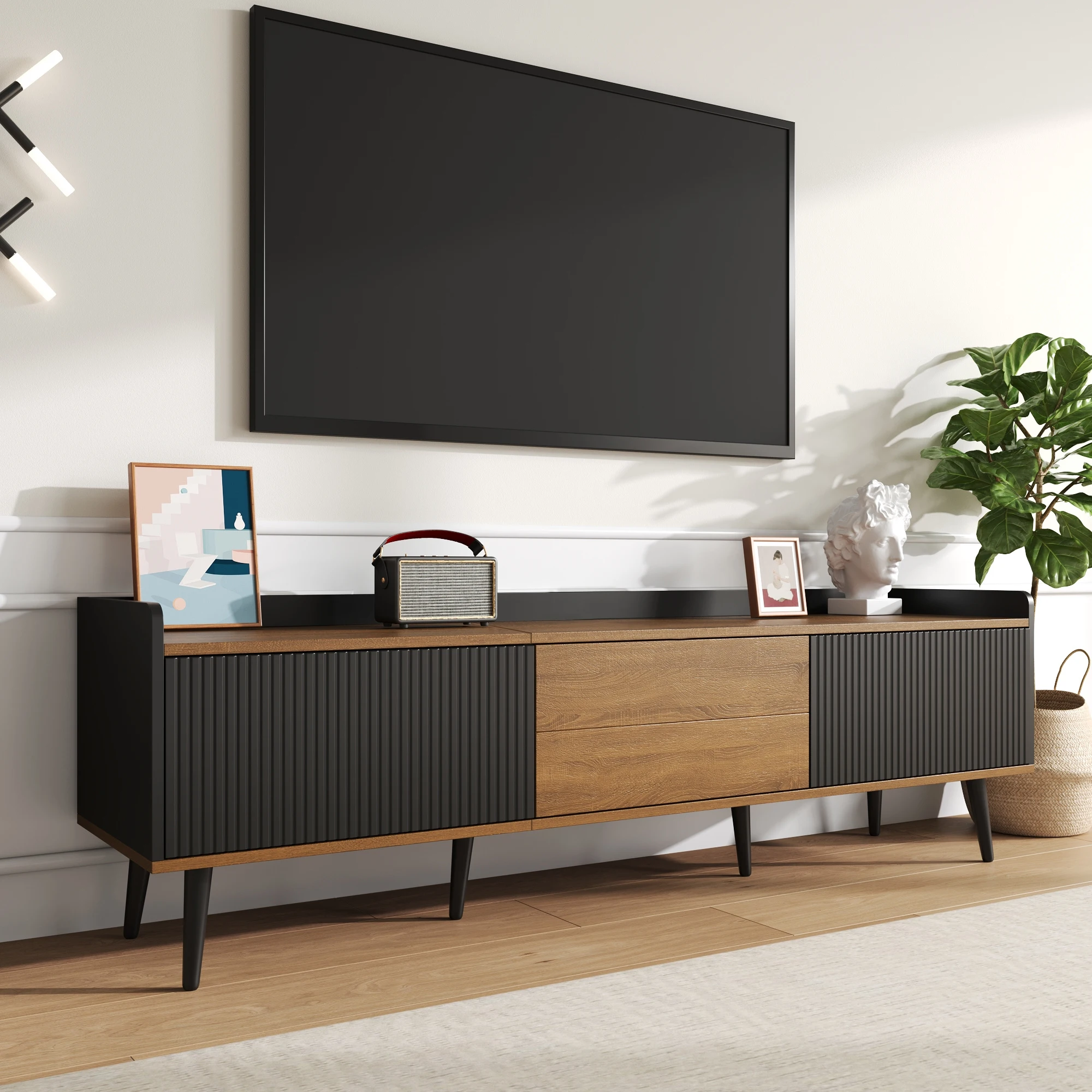 Meuble TV, table TV, meuble TV, meuble base à trois portes. Conception compacte. Finition bois noir et naturel.