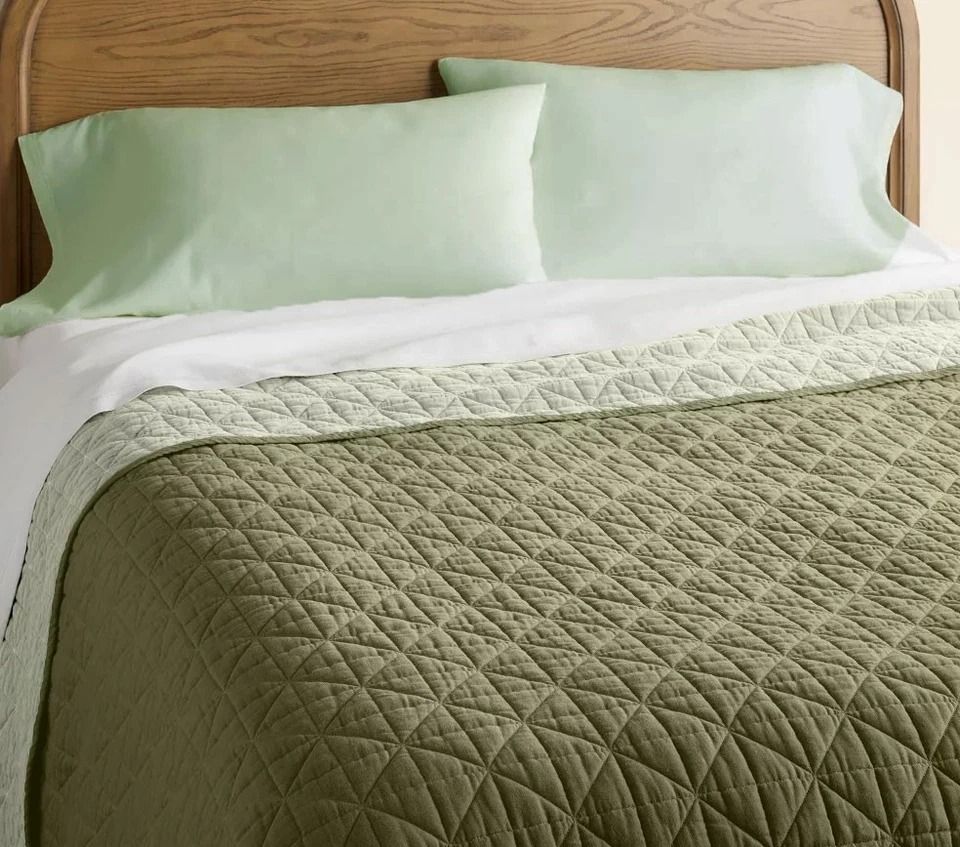Lightweight Full Queen Reversible Quilt, Tonal Green With Diamond Stitching, Thread Count, Polyester Fill Lightweight Full Queen Reversible Quilt, Tonal Green With Diamond Stitching, Thread Count, Polyester Fill