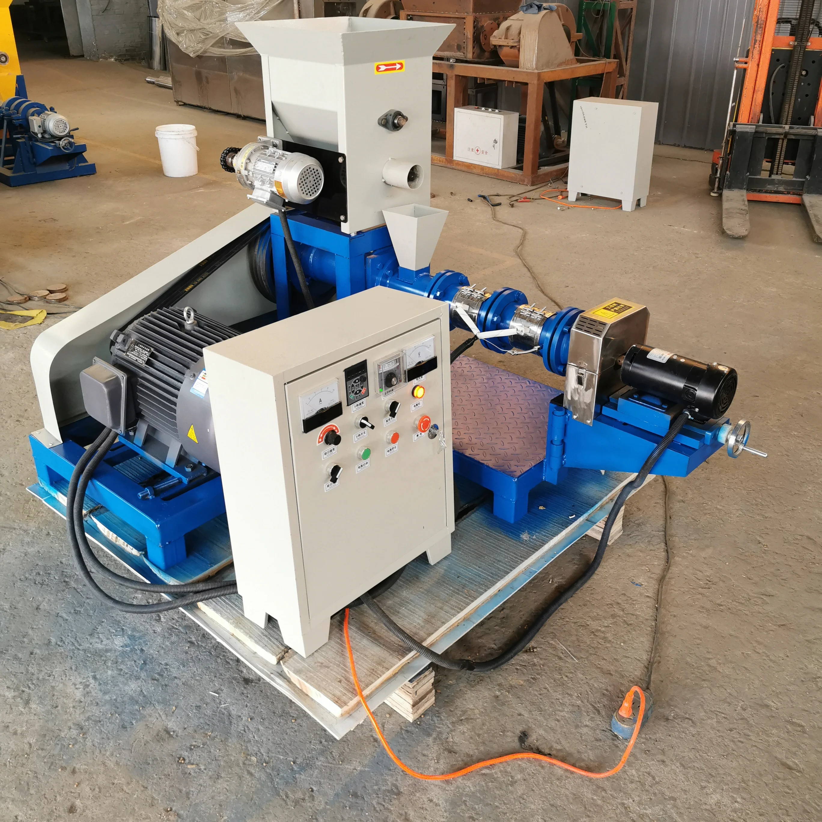 Neue kleine Mini-Elektro-Pellet-Extrudermaschine aus Metall für schwimmende Fischfutter, umweltfreundlich, 40–2000 kg/h Kapazität Image