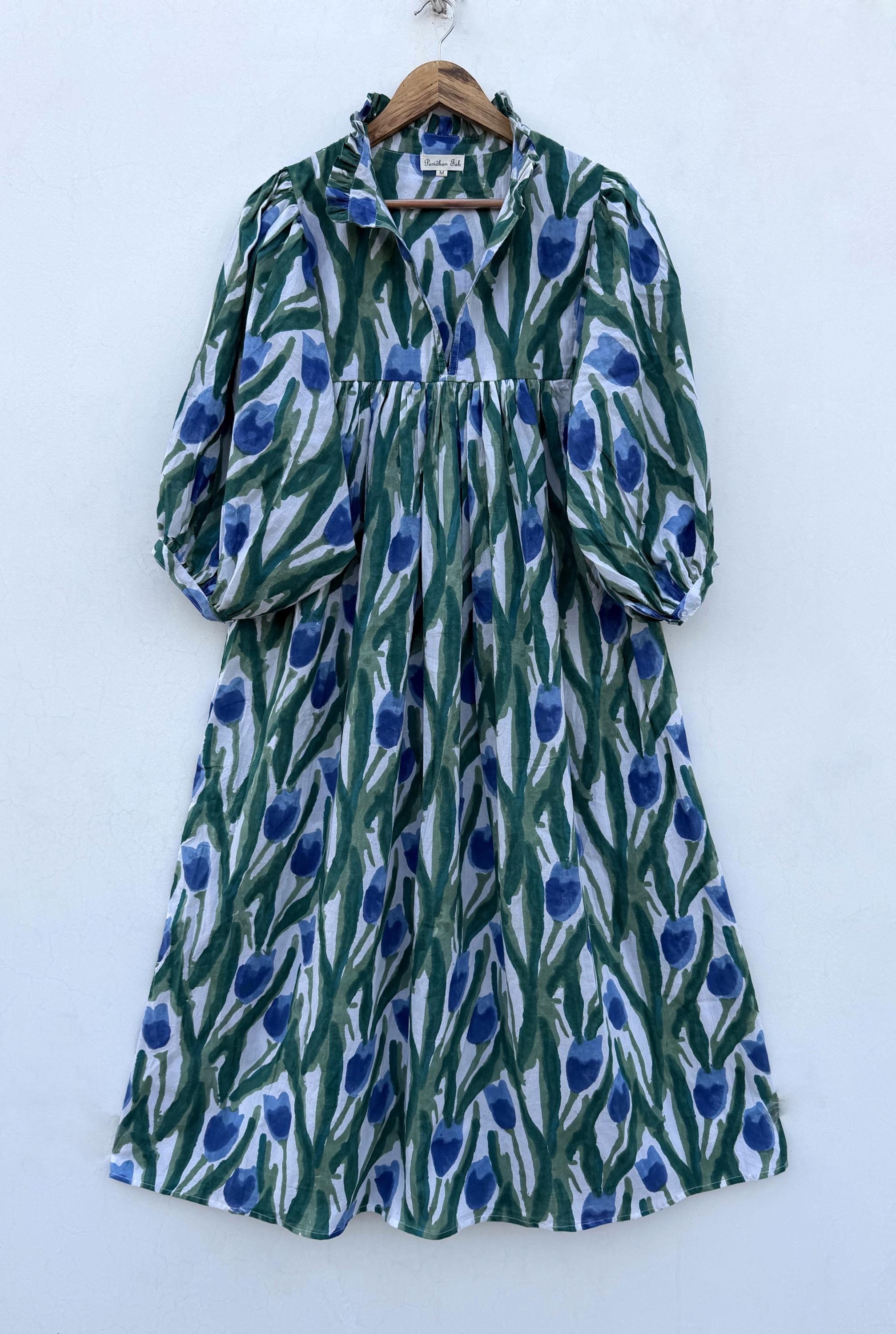 le donne indossano un lungo abito lungo con stampa a blocchi / un lungo abito lungo boho con scollo a V / un lungo abito lungo con maniche a 3/4 e bot
