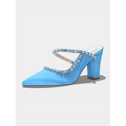 Elegante elfenbeinfarbene Pumps mit Blockabsatz und Strassriemen, perfekt als Mutter der Braut für Gartenhochzeiten im Freien. Image