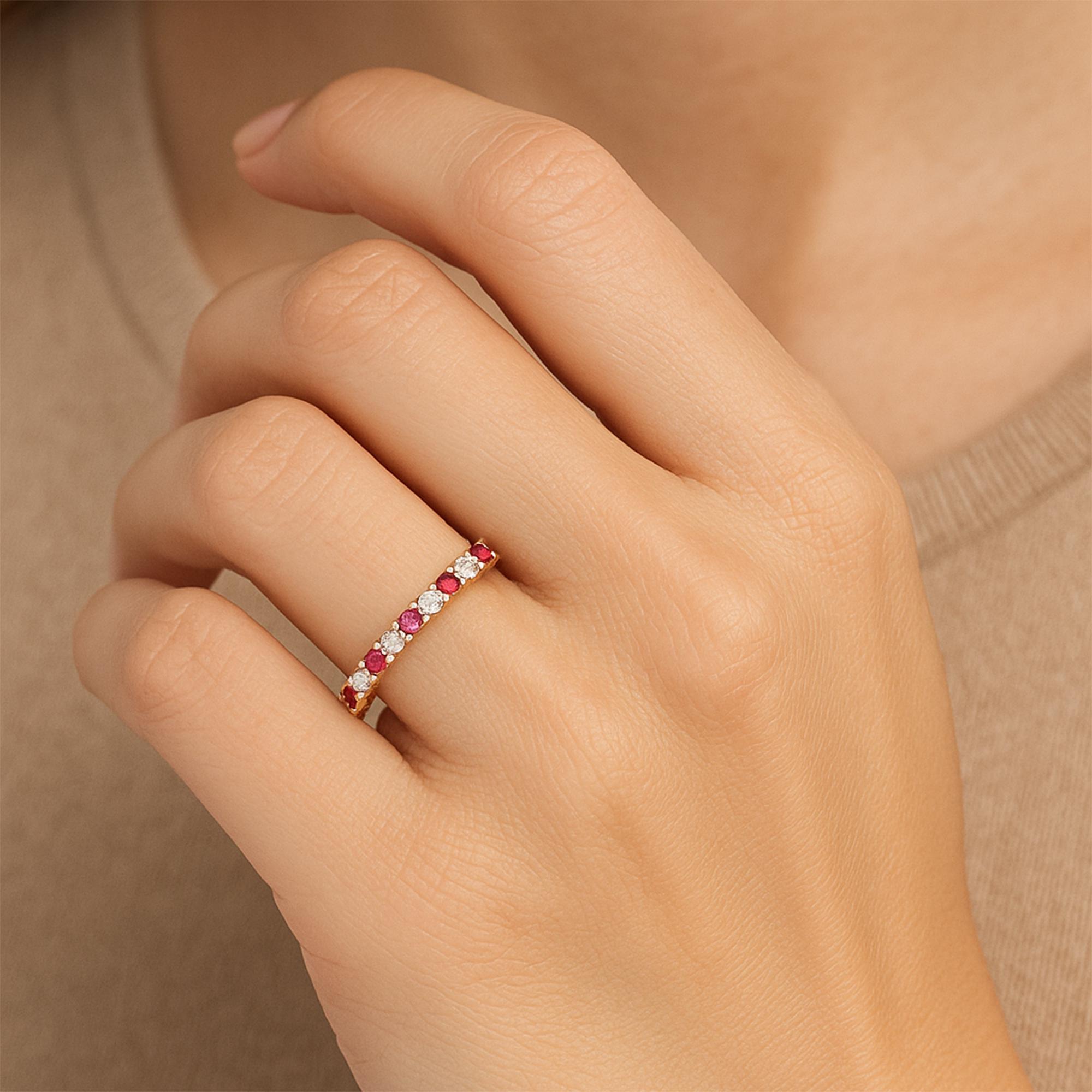 Anello eternity con rubini e diamanti / Anello nuziale eternity in oro rosa 14 carati con micro pavé di diamanti e rubini / Fede nuziale con rubino /
