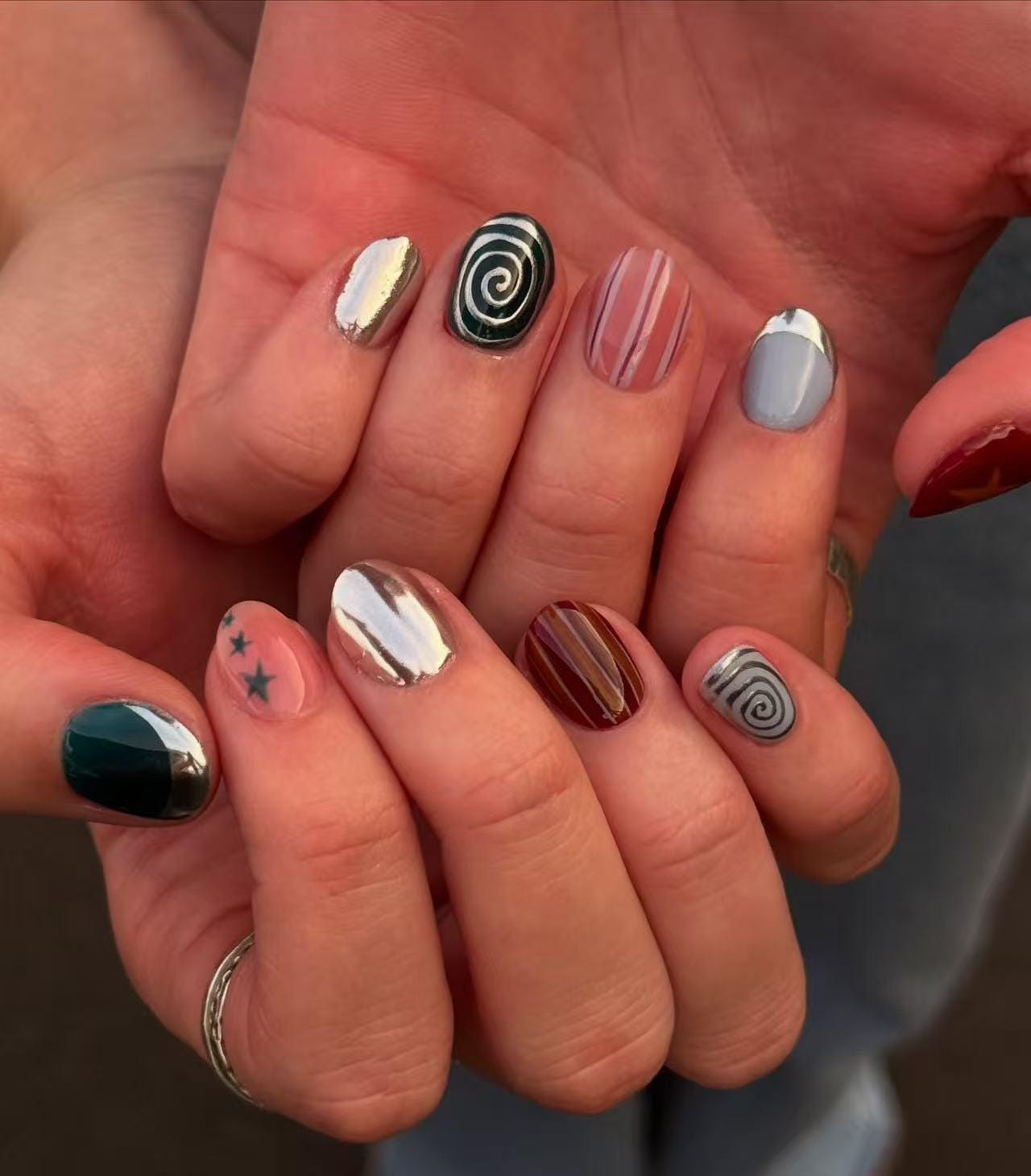 Unghie finte punk, unghie dipinte a mano, unghie finte personalizzate, unghie 3D, unghie a stella, unghie acriliche, unghie finte, nail art, unghie a