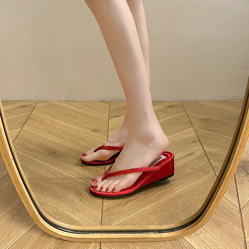 Designer Sommer Strand Frauen Clip Toe silberne Hausschuhe Mode Outdoor Slip auf Keile Fersen rutschen weibliche Flip Flop Damenschuhe