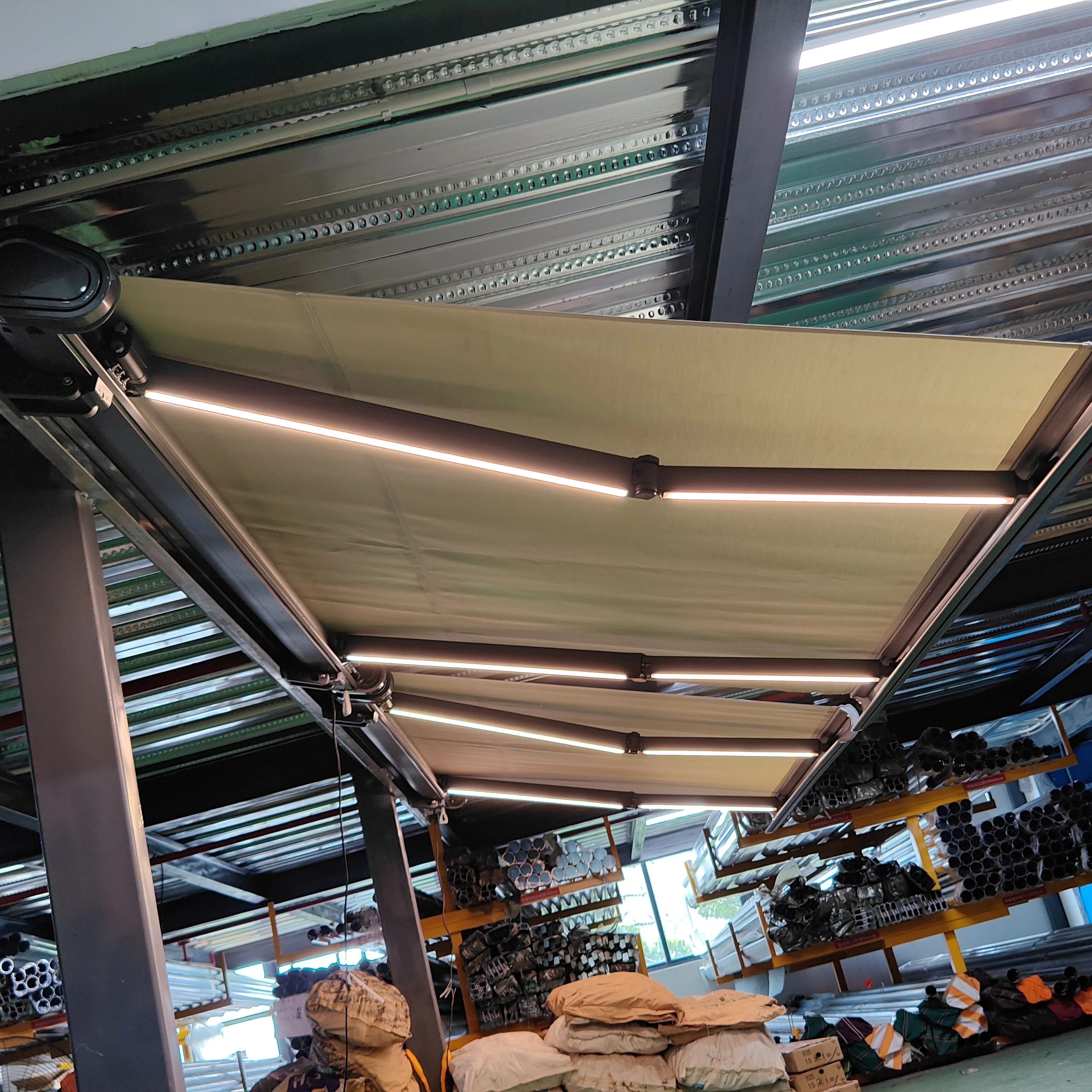 Elektrisch Einziehbare Schwerlast-Markise 6m für Außenbereich Manuelle Wandmontierte Garagen-Sonnenschutz mit Vollkassette für Gartenmöbel Image