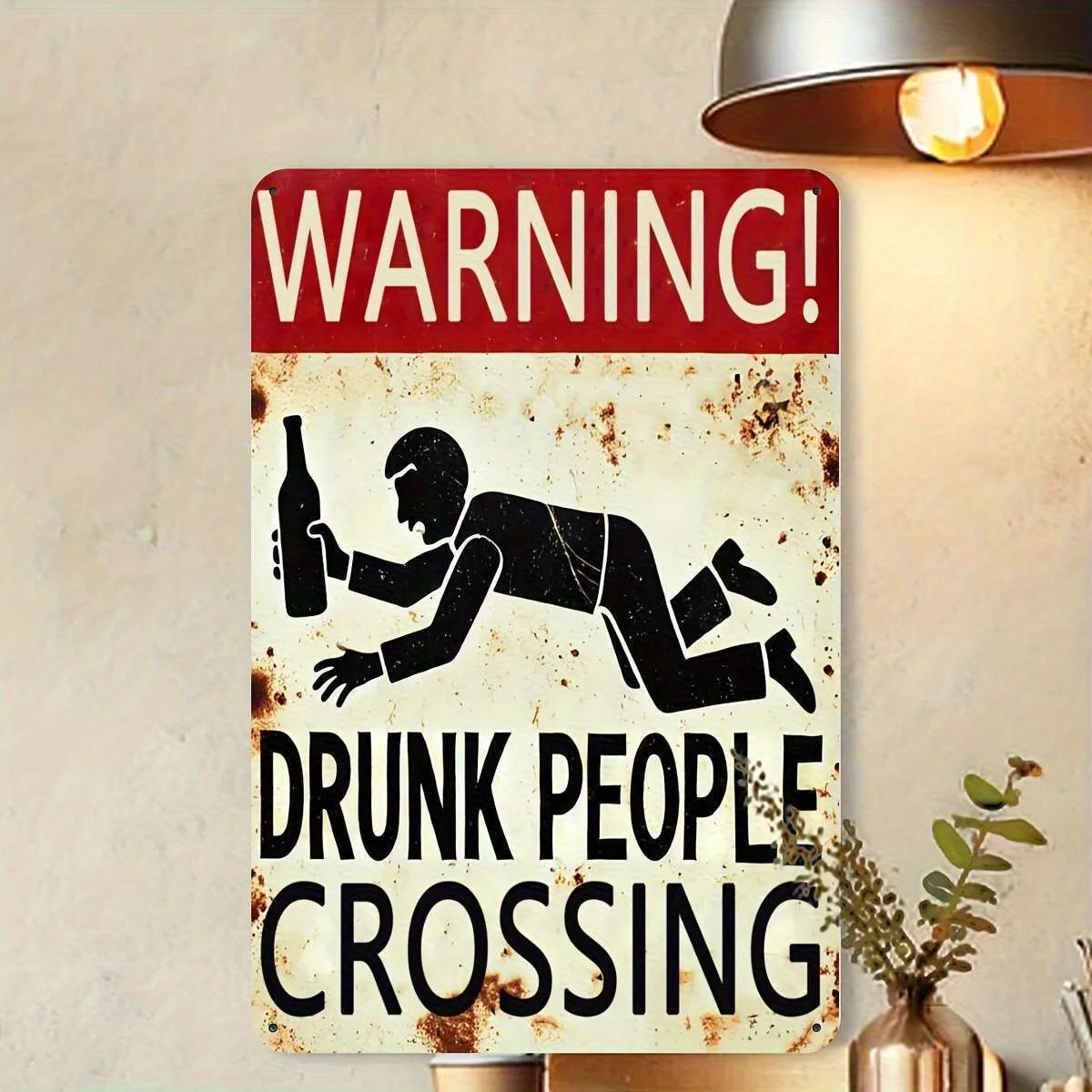 Vintage „Warning! Drunk People Crossing' Metallschild – Rustikale Eisenwandkunst mit humorvollem Design, kräftiges rotes und schwarzes Retro-Dekor f Image