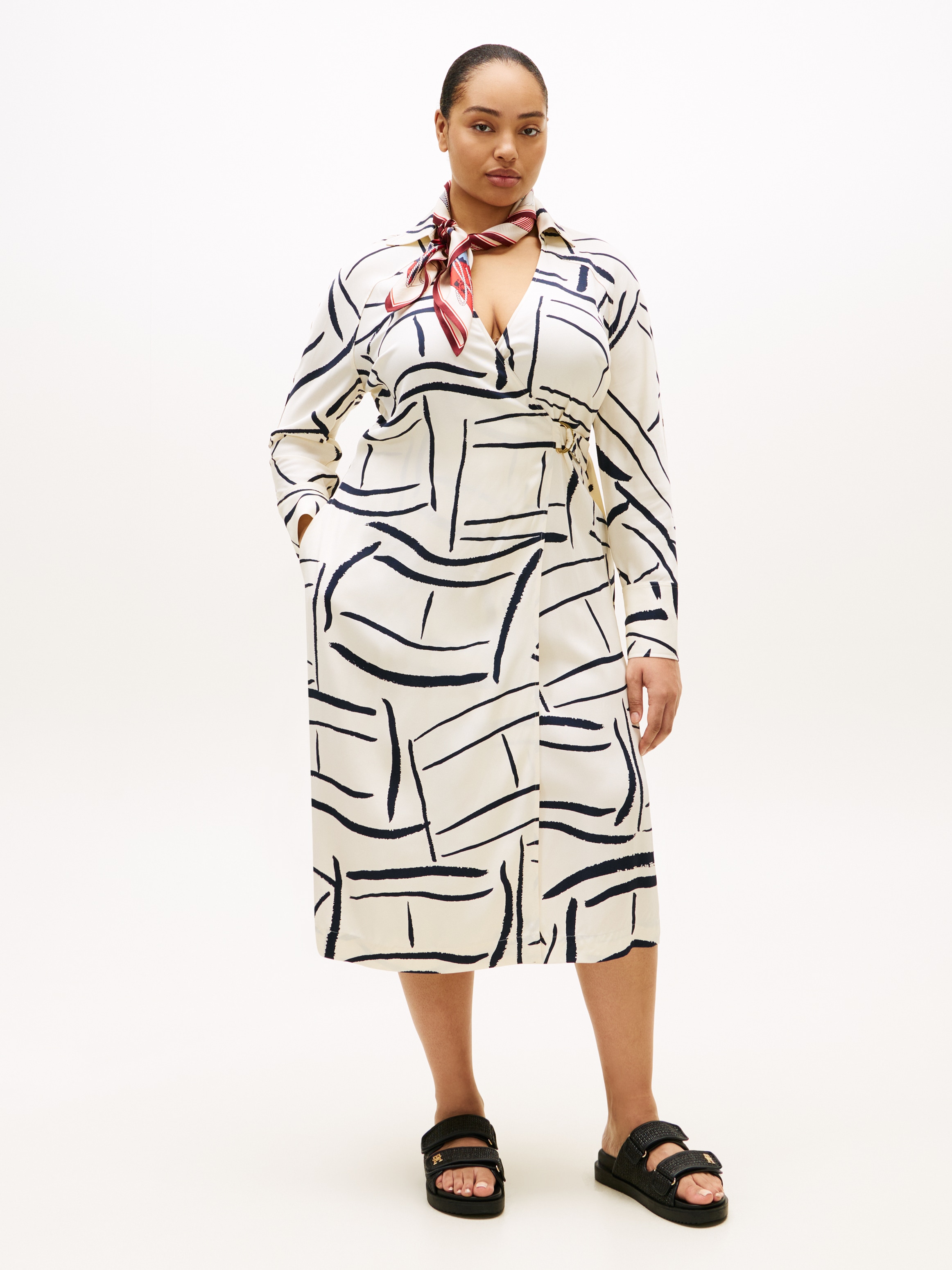 Shirtkleid TOMMY HILFIGER CURVE "CRV VIS TWILL MIDI SHIRT DRS LS", Damen, Gr. 50, N-Gr, flag feathers calico, Jersey, Obermaterial: 100% Viskose, bedruckt, regular fit lang, V-Ausschnitt, Kleider Shirtkleid, in großen Größen