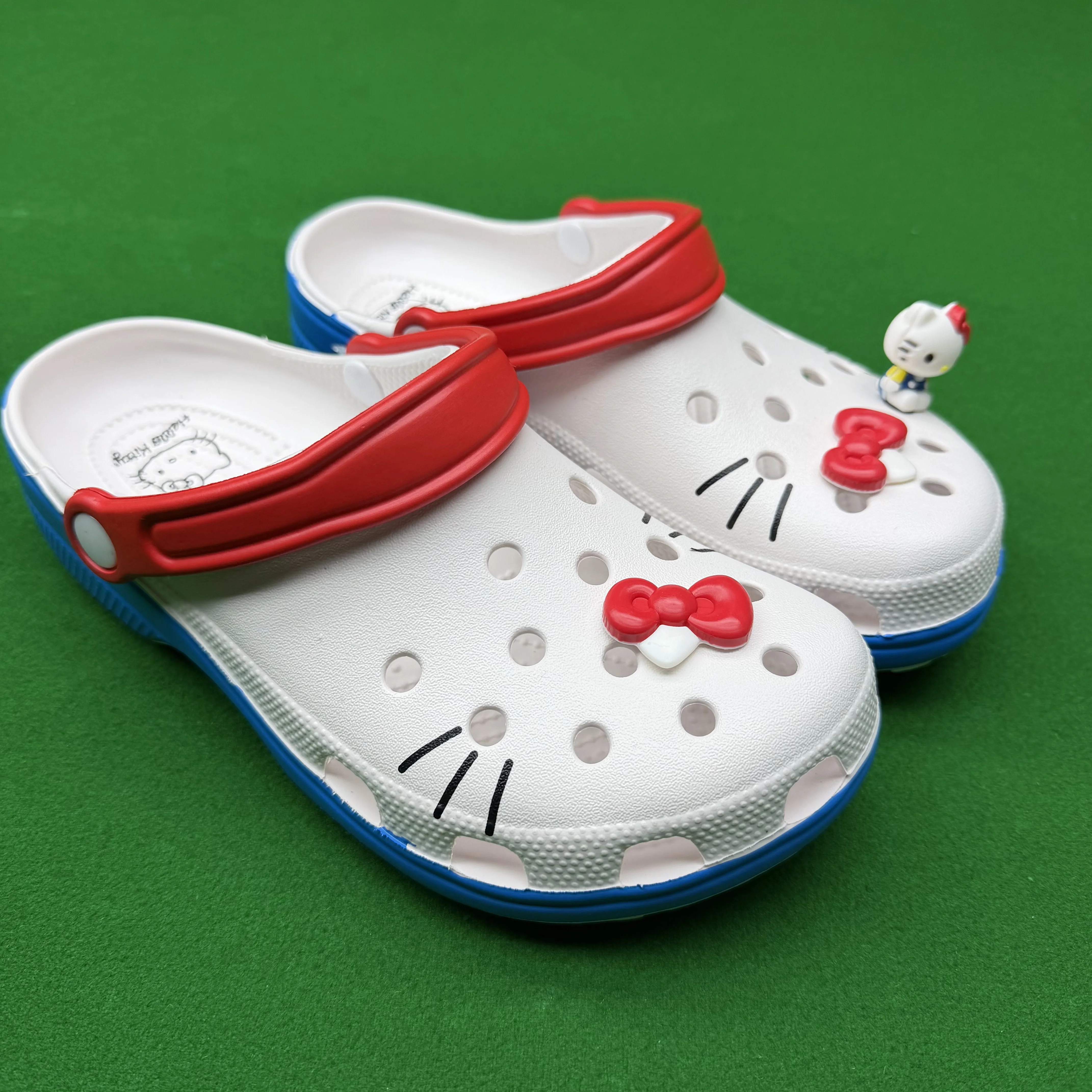 Sanrio Kinderhausschuhe Hello Kitty PVC Sommermode Flache Schuhe für Kinder Rutschfeste dicke Sohle Designer Weiß Größe C8-M7