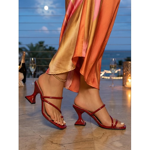 Rote, dünne Riemchen-Mules mit eckigem Zehenbereich und architektonischem Absatz – elegante Pantoletten für Städtetrips, Rooftop-Bars und Abendessen. Image