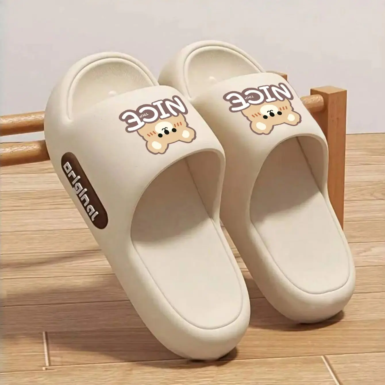 Sommerliche, innovativ designte EVA-Herrenschuhe, weiche und leichte Hausschuhe, geeignet für Freizeitaktivitäten im Innen- und Außenbereich. Image