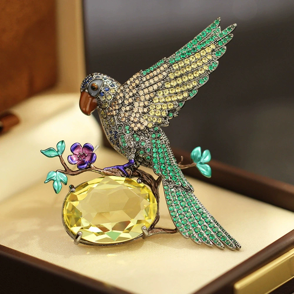 KKEDS Elegante High-End-Papageien-Brosche aus Vintage-Kristall mit herausrehten Flügeln, Animal-Serie, Anstecknadel, übertriebener Nischen-Unisex-Stil Image
