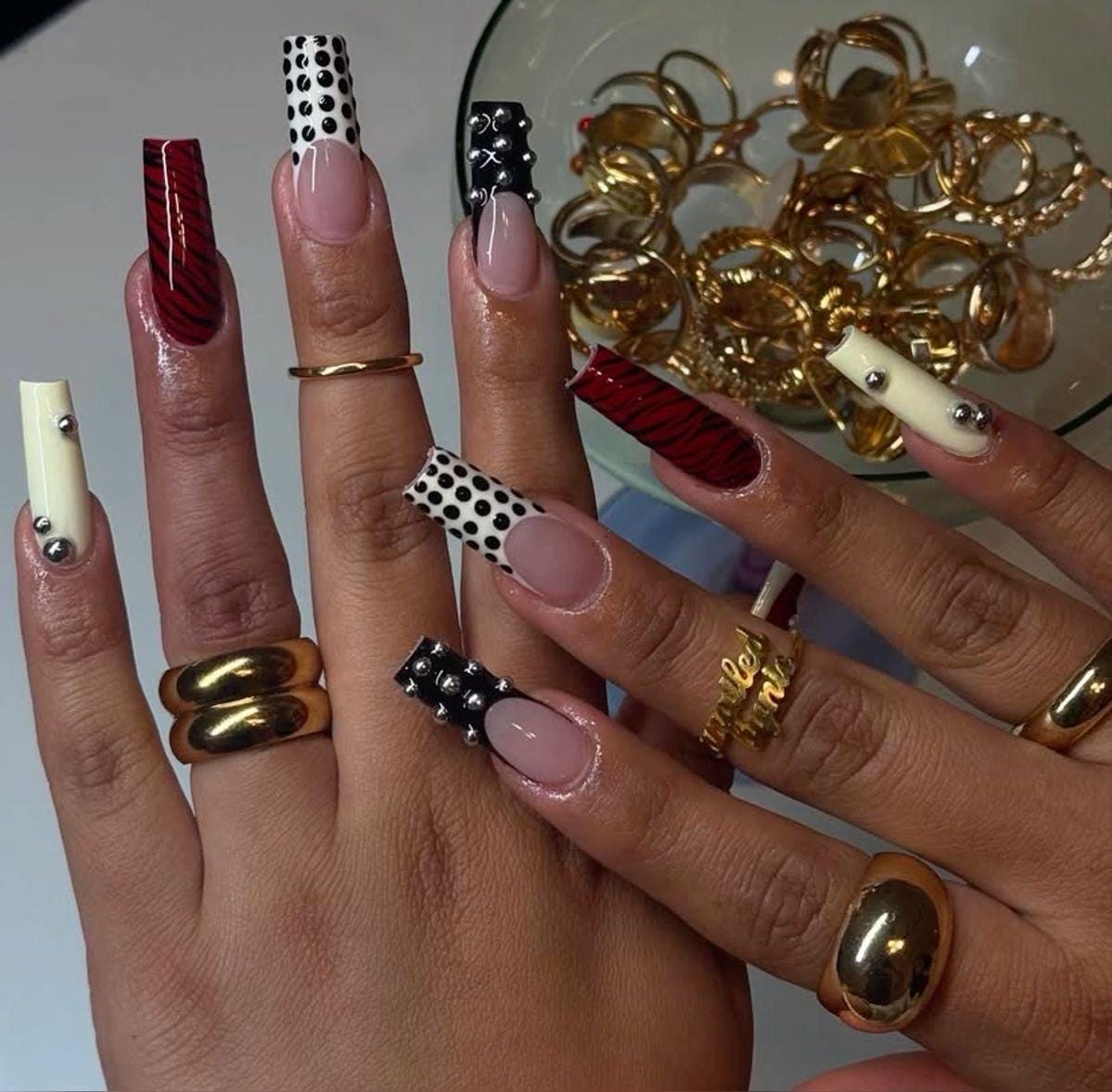 unghie con punta francese mix and match / unghie finte french / unghie finte mandorla / unghie finte corte / unghie a pois / nail art con unghie rosse