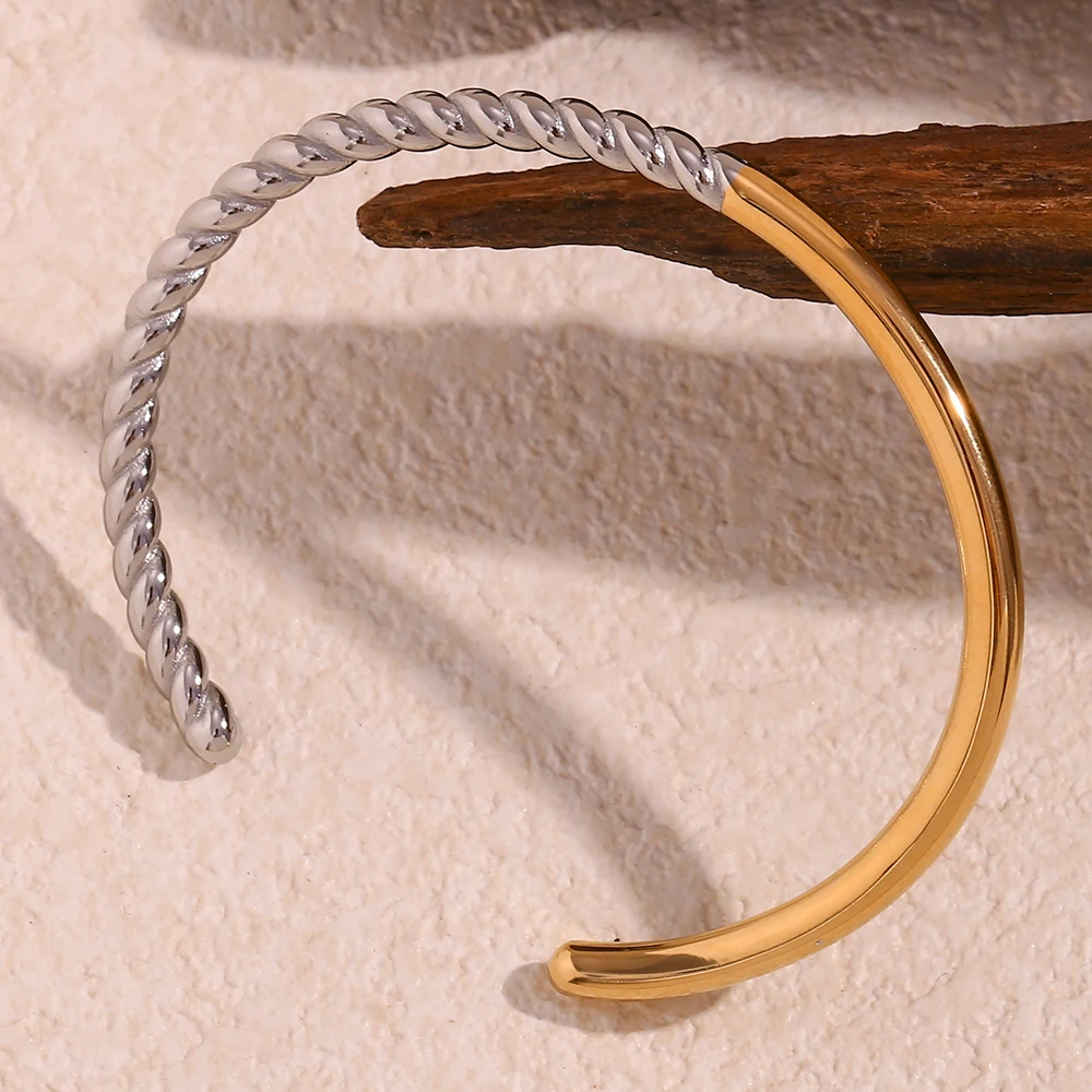 Silberfarbener Handgelenk-Armreif aus Edelstahl mit PVD-Beschichtung, gedrehte Textur, gespleißt, glänzend, 2-Töne-Manschettenarmreifen, Armbänder für Frauen Image