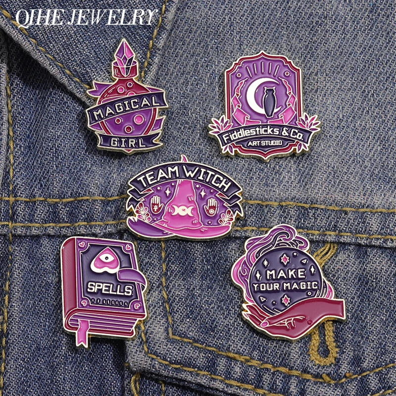 Hexe Magie Emaille Pin Brosche Abzeichen Buch Katze lila Kristall Schmuck benutzer definierte Halloween Punk Gothic Zubehör Großhandel Image
