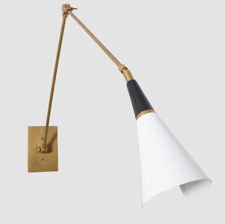 Lampada da parete Magari in stile italiano, applique da parete in ottone grezzo anticato/ Lampada con braccio oscillante regolabile con paralume in me