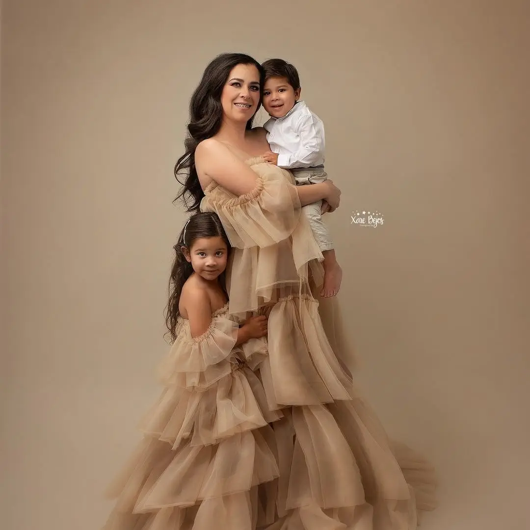 Puffy-Tüllkleider für Mutter und Tochter, schulterfrei, gestufte Rüschen, maßgeschneiderte Tüll-Fotoshooting-Kleider für Mutter und Kinder Image