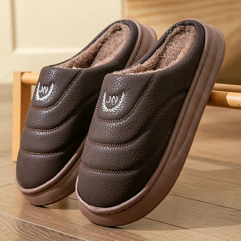 Mode Winter Leder Hausschuhe für Männer Dicke Sohle Indoor Hause Wasserdichte Warme Rutschen Rutschfeste Flache Plattform Baumwolle Hausschuhe Image