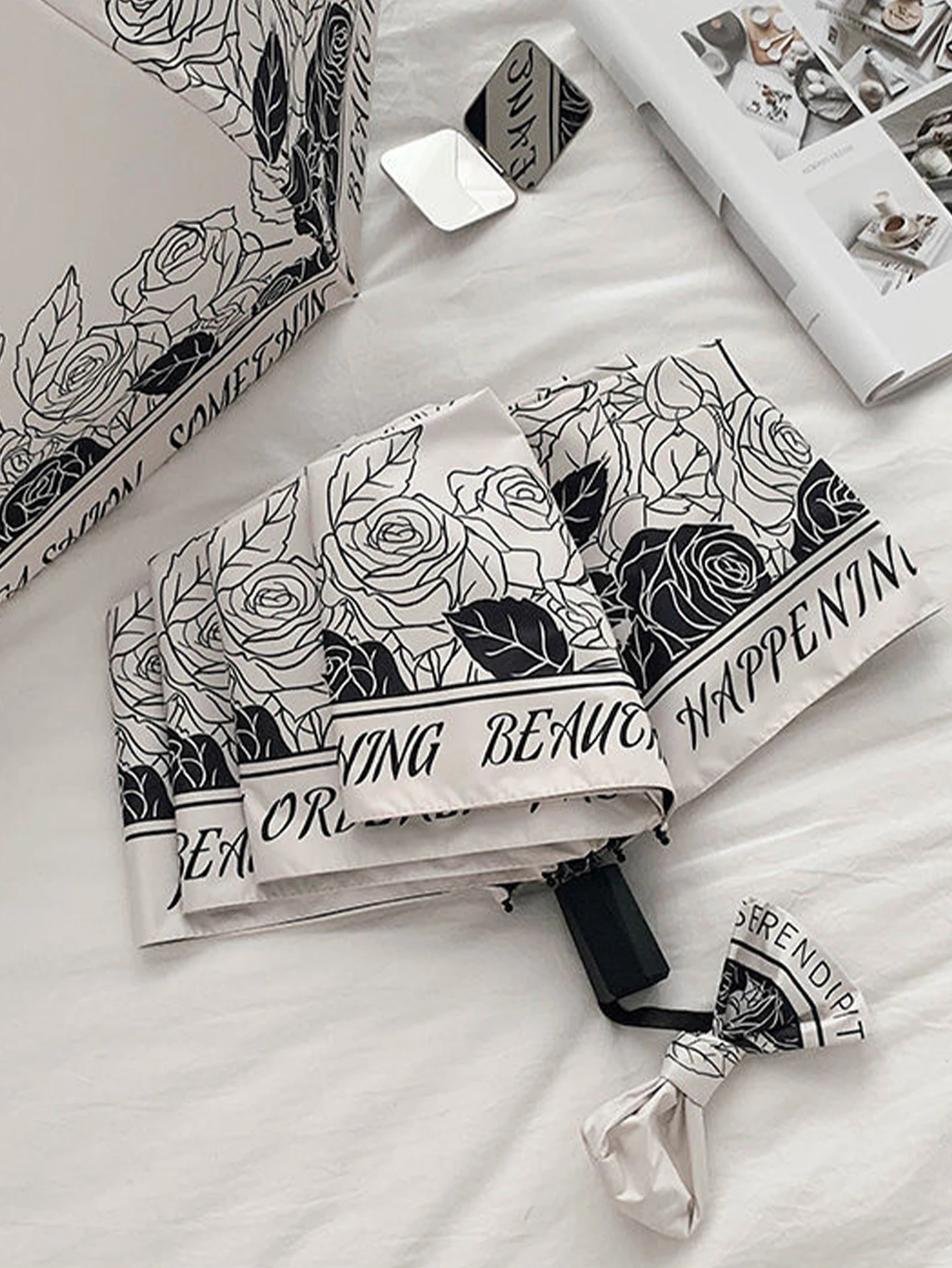 Regenschirm Regen und Glanz Dual Use Schwarz kleber Sonnenschutz Sonnenschirm Falten manueller Sonnenschirm mit Blumen auf der Oberfläche Image