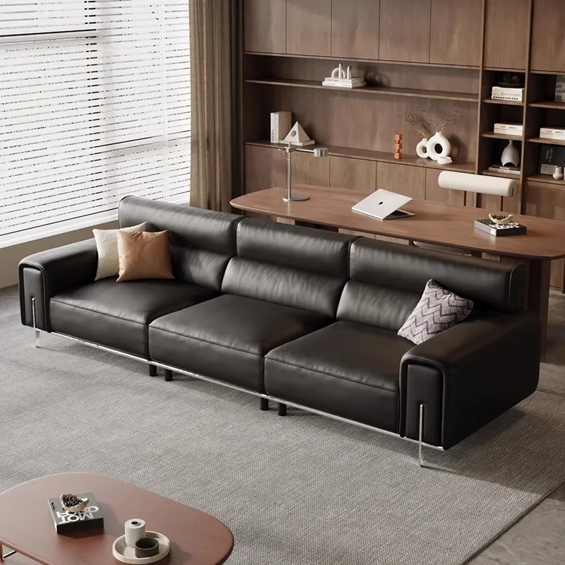 Ledersofa, Wohnzimmer, modernes, einfaches, leichtes, luxuriöses italienisches Sofa mit gerader Reihe für drei Personen, mittelaltes schwarzes Ledersofa