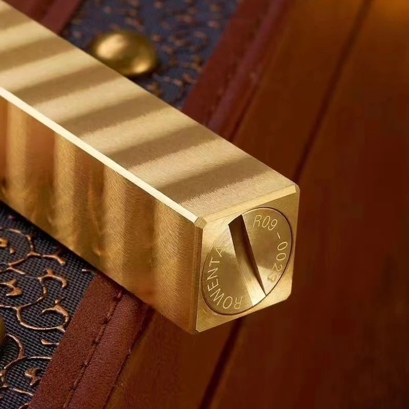 Kompaktes rechteckiges Feuerzeug aus Messing, seitliche Riemenscheibe, Zündung, kreatives Schleifrad-Feuerzeug, 3D-Muster, gebürstet, glänzend Image