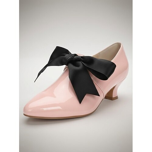 Beigefarbene Damenschuhe im Vintage-Stil der 1950er Jahre aus Lacklederimitat mit niedrigem Absatz und schwarzer Schleife – elegante, edwardianische Retro-Schuhe für Partys und den Alltag. Image
