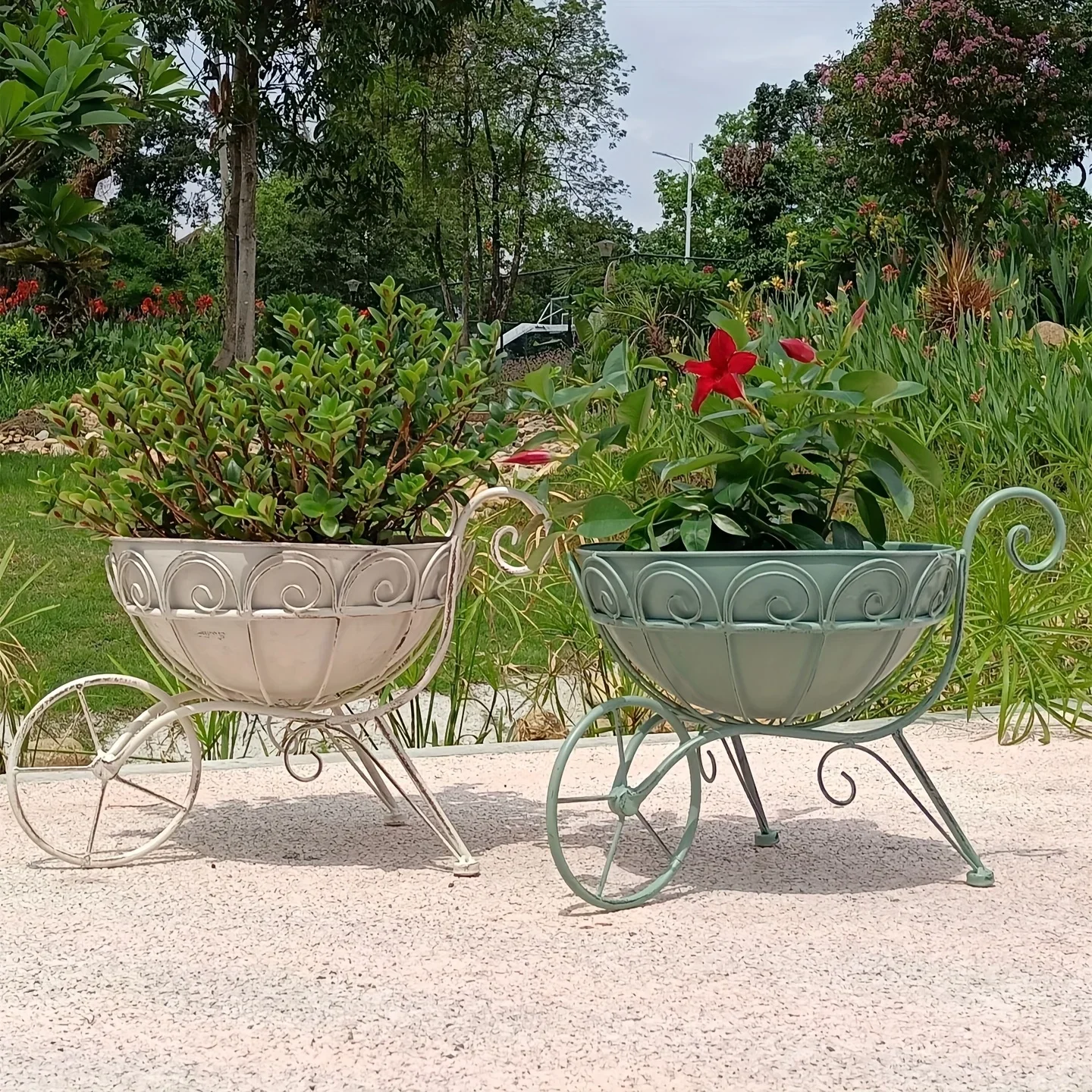 Vintage-Gartenwagen-Pflanzgefäß aus Eisen, rustikales grünes Metall mit dekorativen Mustern, Entwässerungslöchern, stabiler Rahmen für den Innenbereich Image