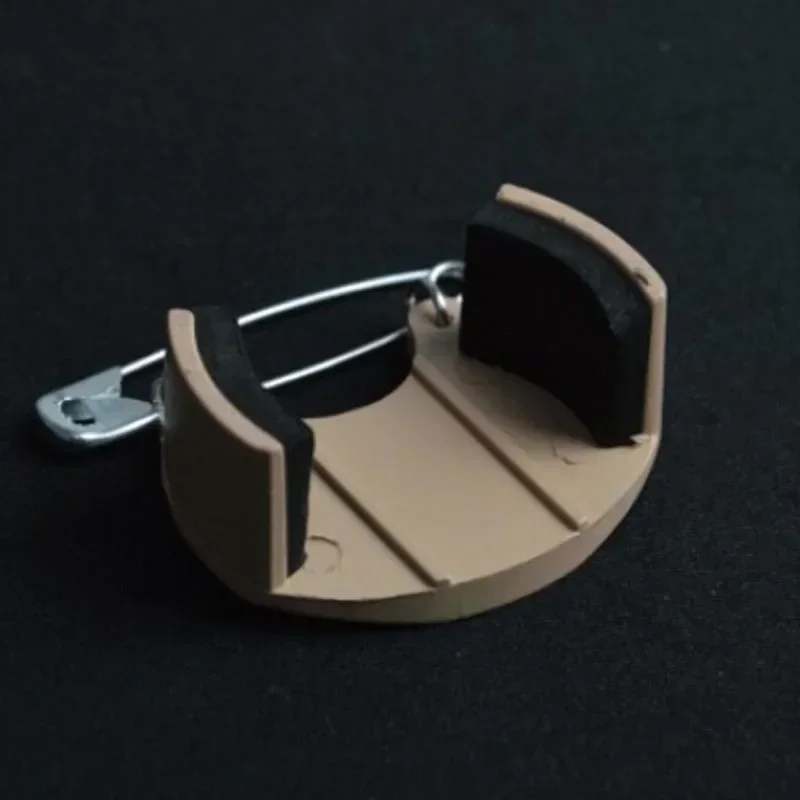 Münzhalter/Dumper – Kunststoff (halbe Dollargröße, Münzen nicht im Lieferumfang enthalten), Zaubertricks, erscheinende Münze, Magie-Zubehör, Gimmick-Requisiten Image