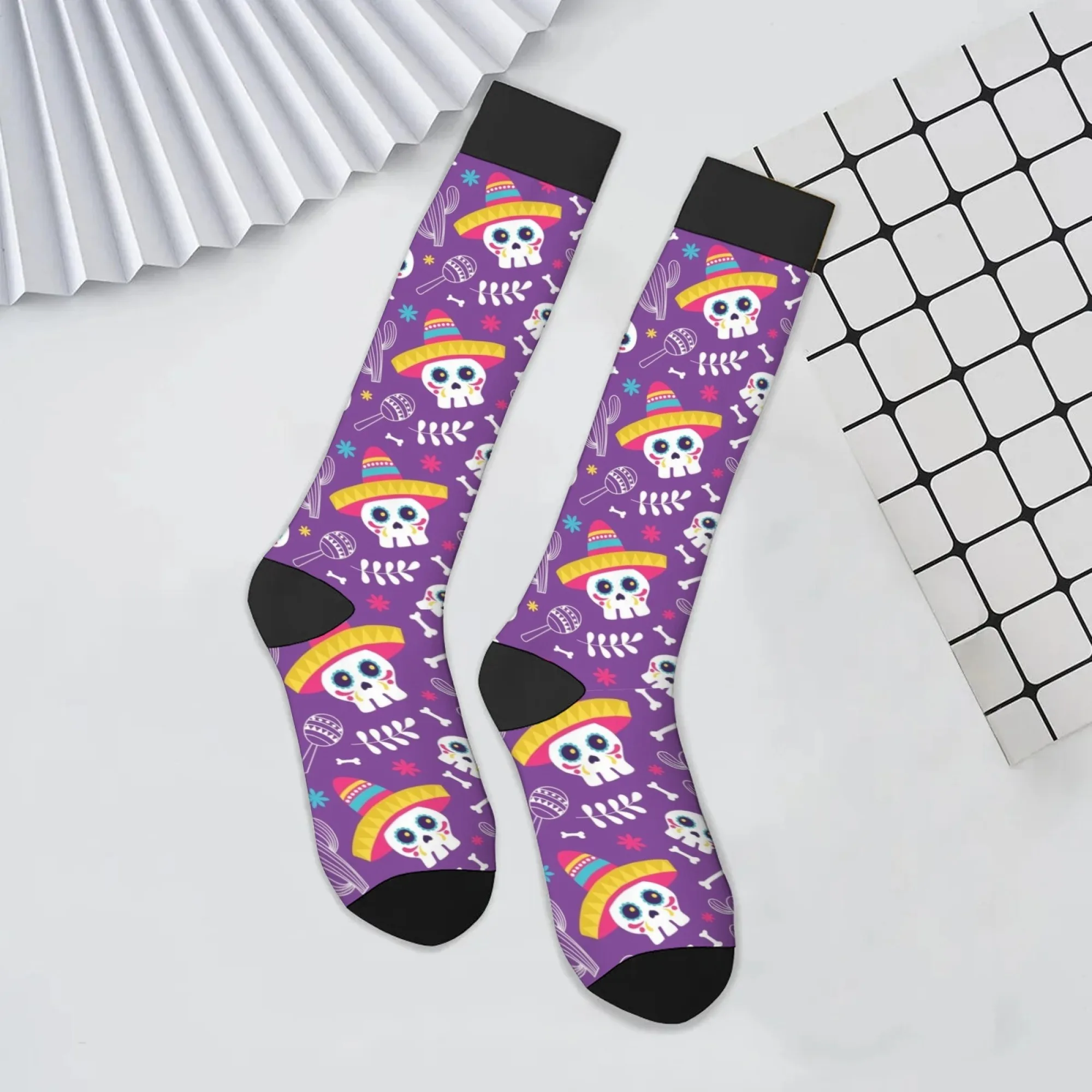 Lustige Tag der Toten, kniehohe Socken, Zuckerschädel mit Sombreros, Kakteen und Knochen, lila Palette, ideales festliches Feiergeschenk Image
