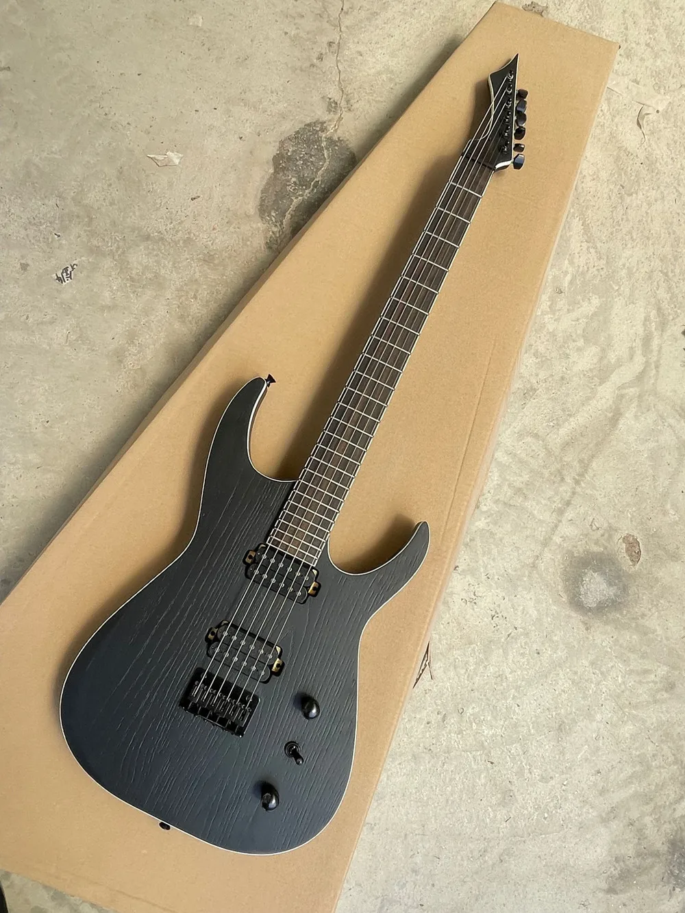 6-saitige E-Gitarre mit schwarzer Hardware, Palisandergriffbrett, individueller Service Image