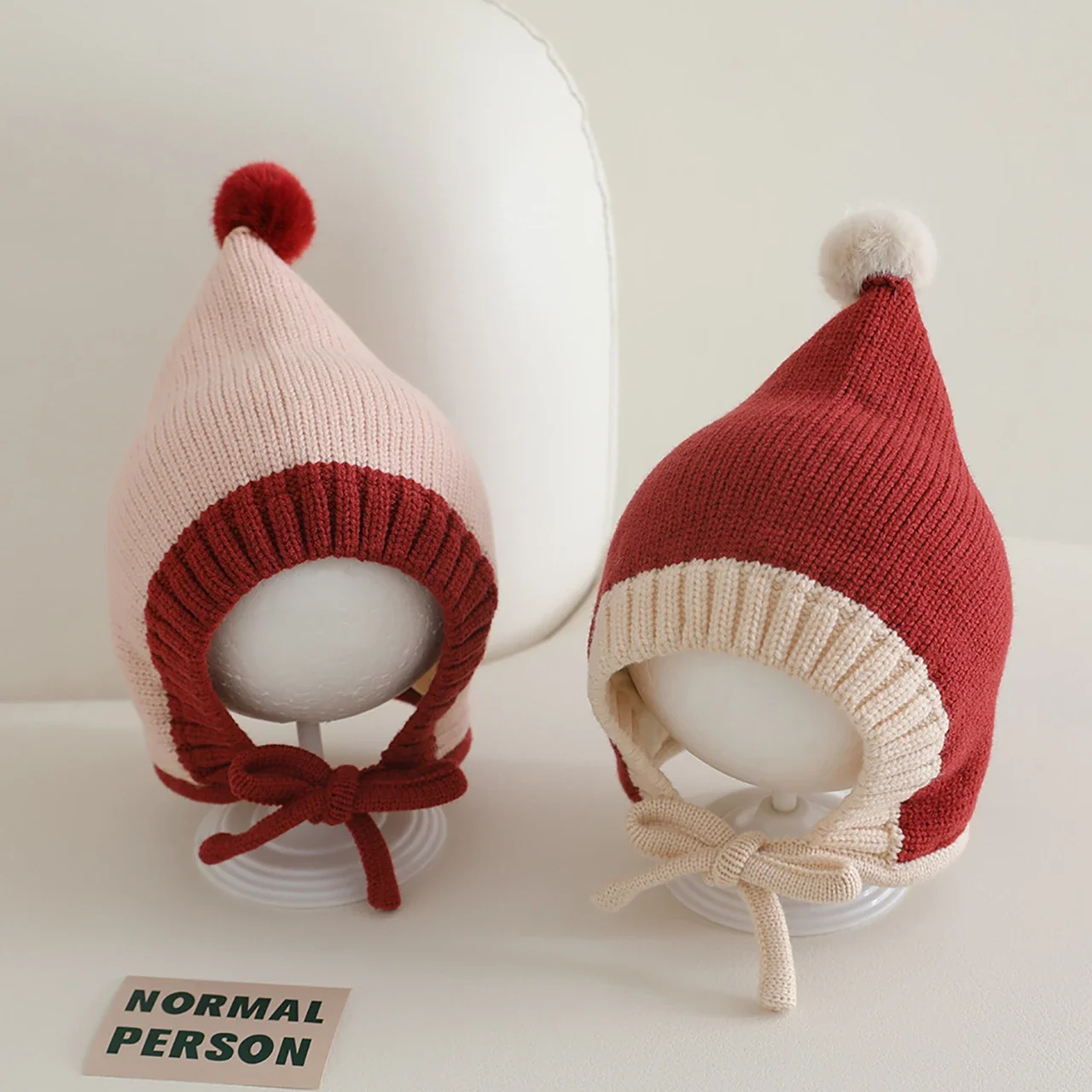 Nette Pompom Winter Verdicken Warme Baby Hut Infant Kleinkind Kappe Mützen Weiche Gestrickte Baby Jungen Mädchen Schnürung Hut Motorhaube Weihnachten Image