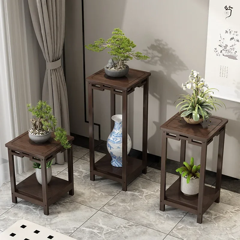 Vom Boden bis zur Decke reichender Retro-Blumentisch. Mehrschichtiges Blumentopfregal Image