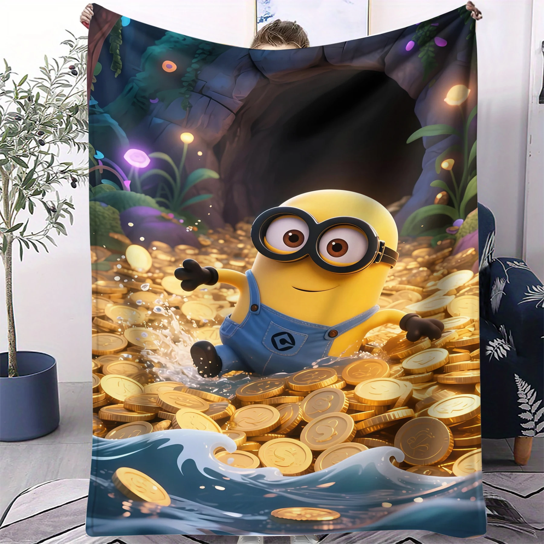 Gelber Minion spielt in einer Decke aus goldenen Münzen, Fantasy-Höhlenhintergrund, gemütlicher Plüschüberwurf für die Dekoration von Schlafzimmer, Sofa, Wohnheim Image