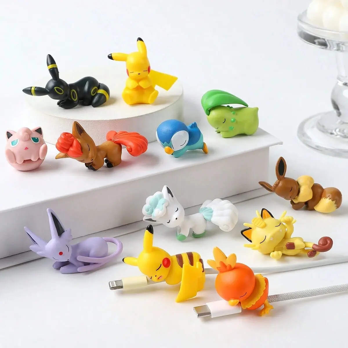 innovative Pokemon Figure Datenkabel Schutzhülle Pikachu Eevee Meowth Piplup Torchic Bite Kabelabdeckung für USB-Ladekabel Image