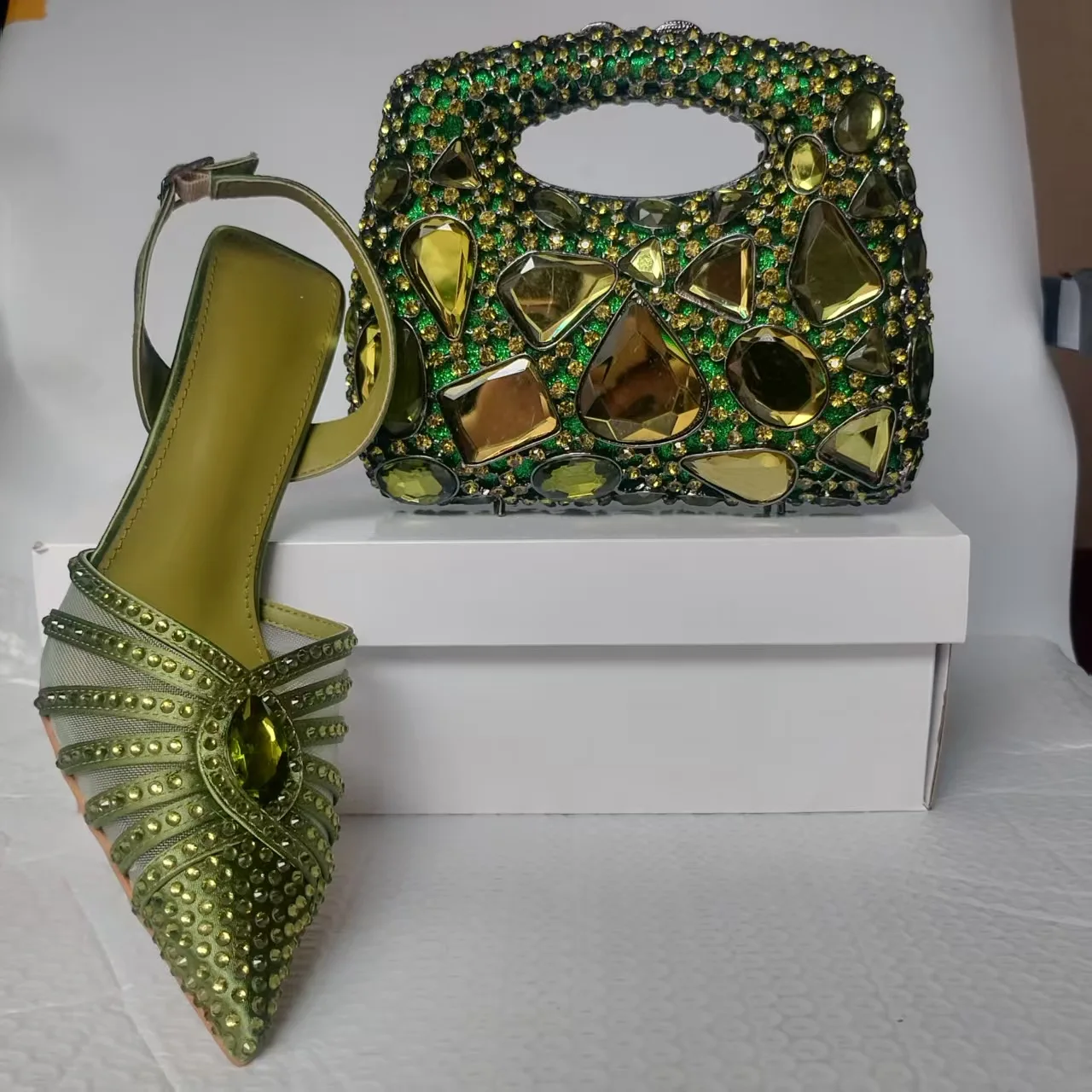 Rote Damen-Schuhe mit Strasssteinen und hohen Absätzen und Herz-Clutch. Diamant-Stiletto-Sandalen mit hohen Absätzen für die Hochzeit