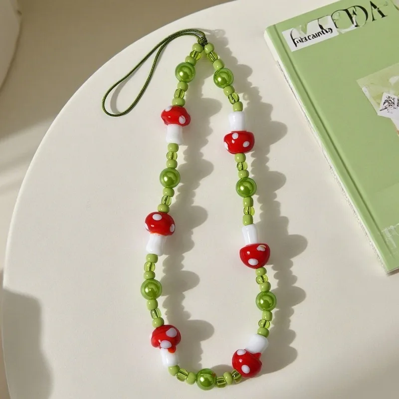 Catena per telefono con perline a forma di fungo in ceramica, graziosa catena di perline intrecciata a mano, accessori da polso, adatta come regalo per le donne