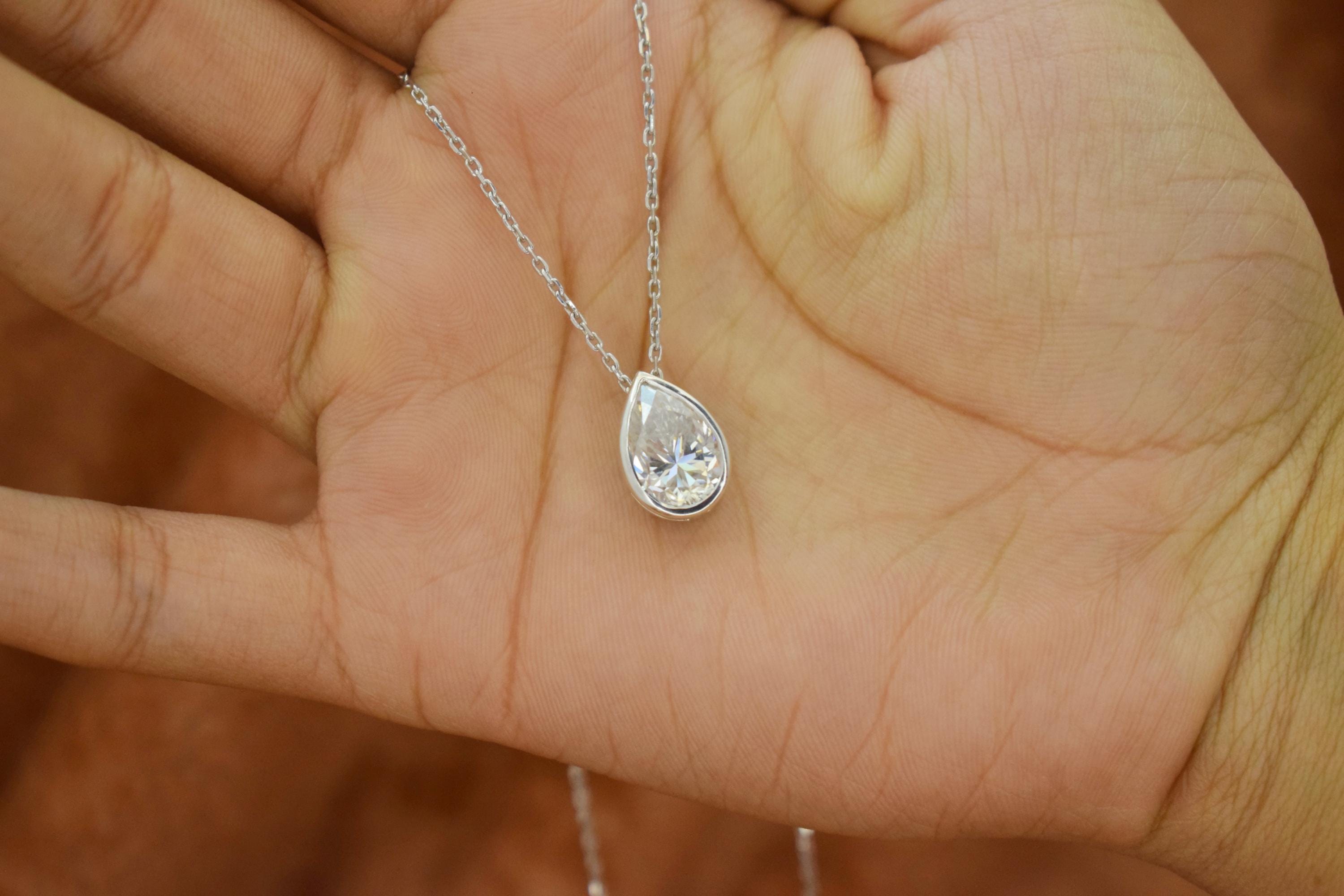 Ciondolo a forma di pera o goccia, realizzato a mano con incastonatura a castone e diamante sintetico, collana con ciondolo a forma di pera e diamante