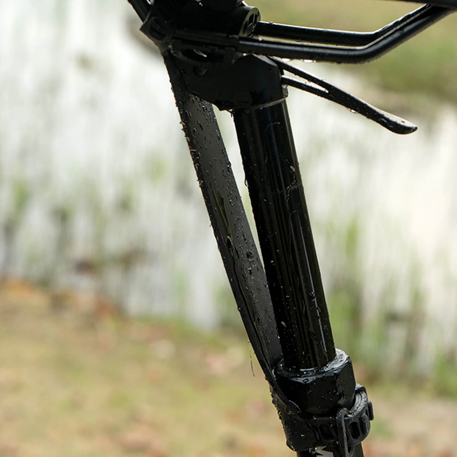 Rohrschutz, verstellbarer Fahrradrohrschutz vor Schlamm und Schotter, einfach zu installierender Fahrrad-Dropper-Sattelstützenschutz für Fahrradschmutz Image