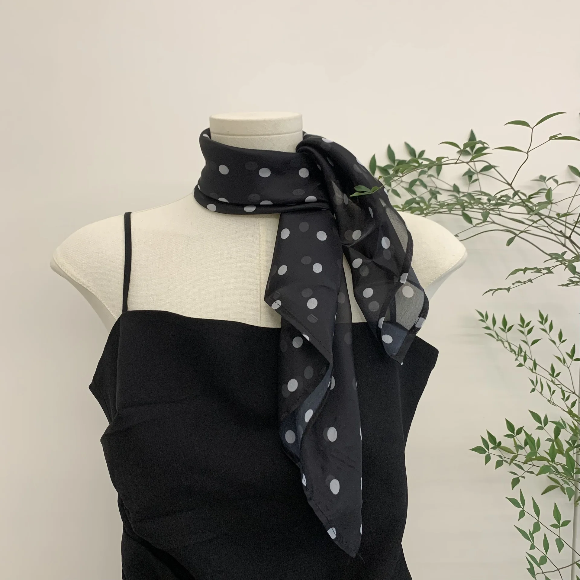 Retro-schwarzer gepunkteter chinesischer quadratischer Schal zum Pendeln, vielseitiger Nackenschutz, High-End-Temperament-Nischenhals Image