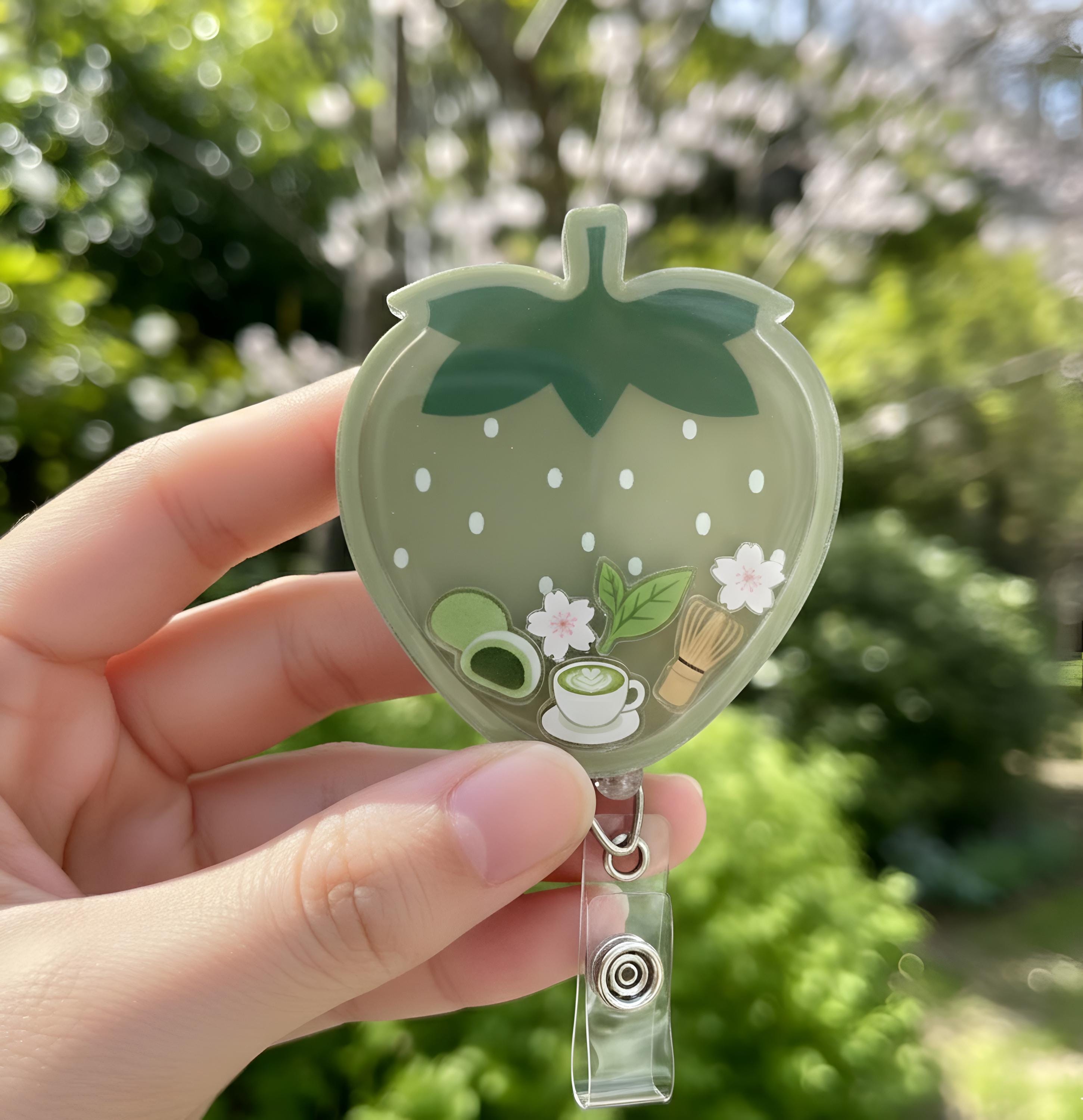 Porta badge a forma di shaker per fragole e matcha, porta badge a forma di shaker per tè verde e fragole, porta badge a forma di shaker per cibo kawai